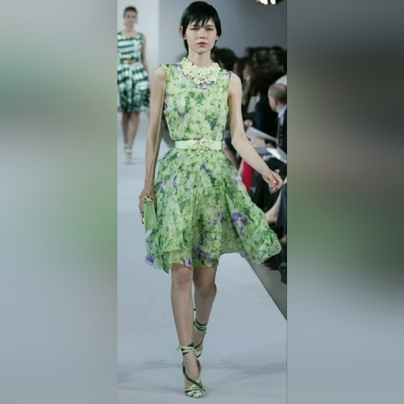 $5,900 NEW OSCAR DE LA RENTA ADOREABLE SILK GREEN IRISES RUNWAY DRESS US 8, 16 - Picture 3 of 16